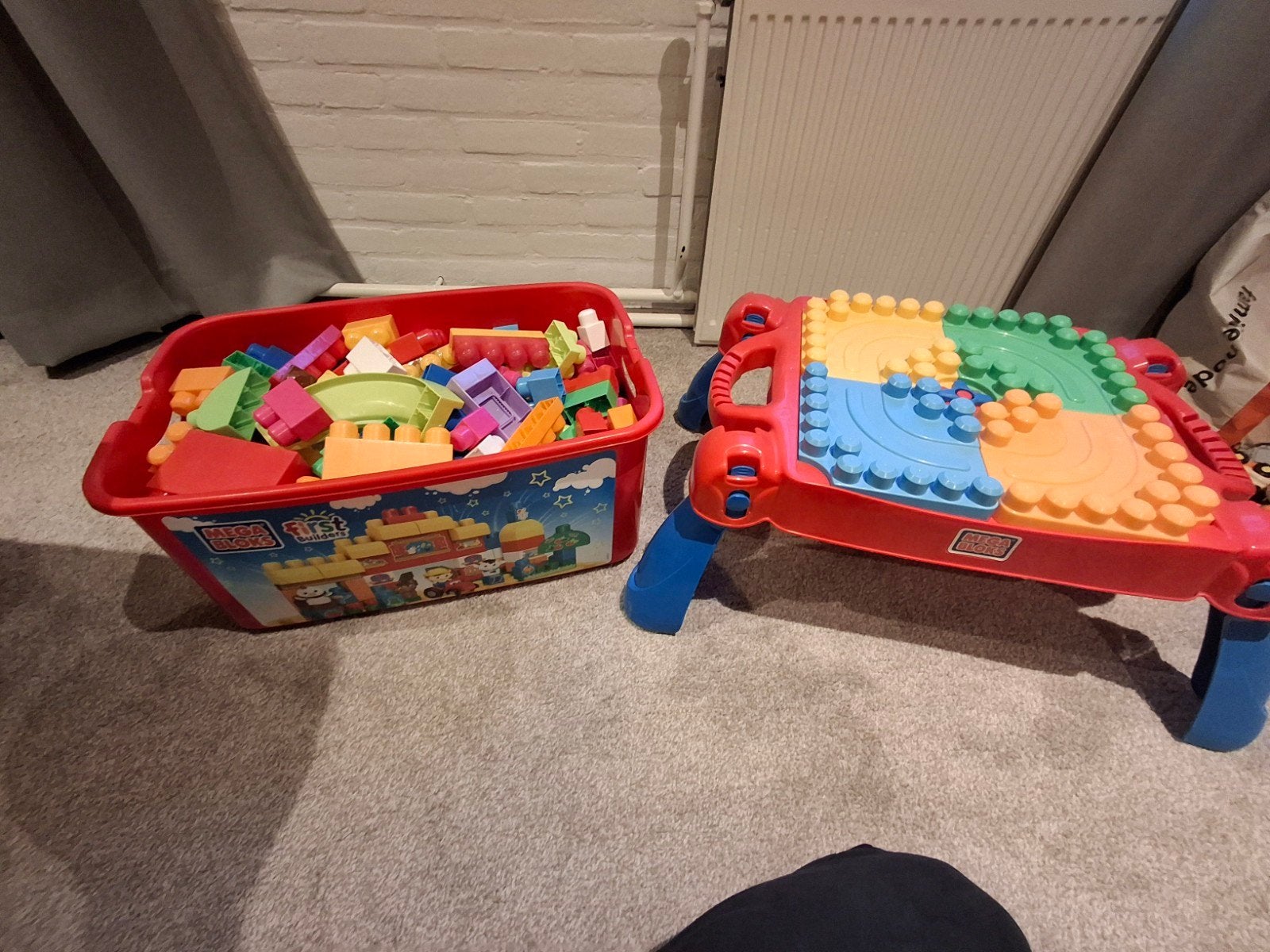 Mega Bloks Bouwtafel met grote doos bouwblokken, Ophalen, Gebruikt, Megabloks
