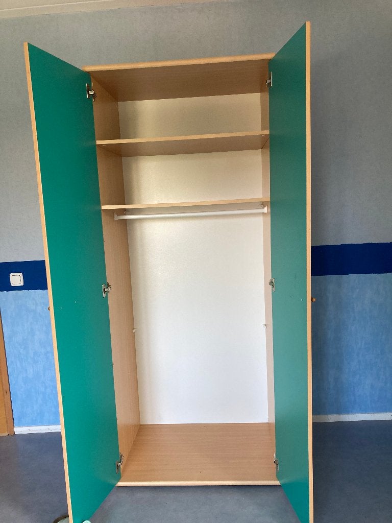 Blauwe 2-deurs hang-/leg kledingkast, Ophalen, Met deur(en), Gebruikt, 50 tot 100 cm