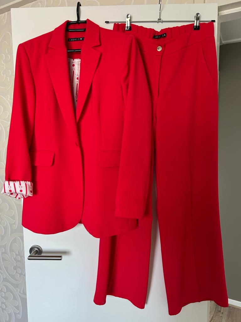 LabelDOT Rood Pak met Blazer, Broek en Top - Maat 38, Kleding | Dames, Maat 38/40 (M), Kostuum of Pak, Verzenden, Zo goed als nieuw