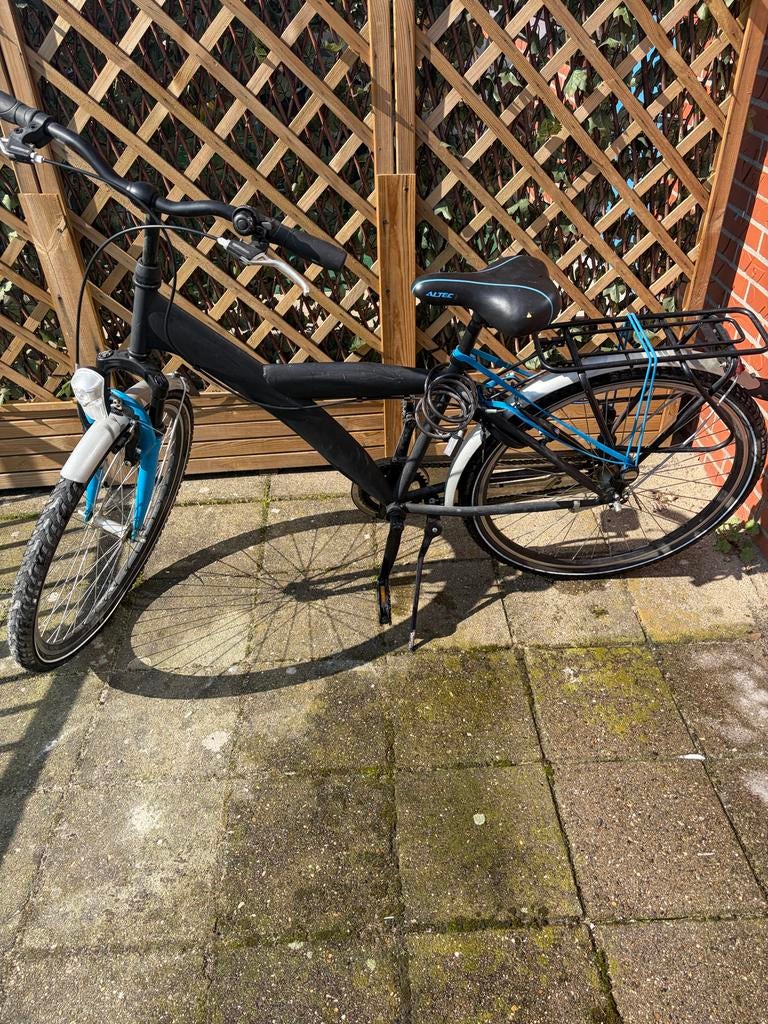 Zwarte jongensfiets met blauwe accenten, Ophalen, Gebruikt, 22 inch, Versnellingen