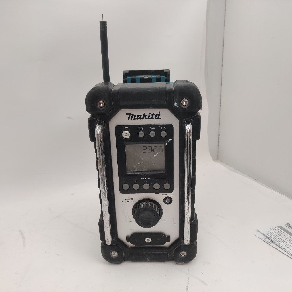 Makita Bouwradio FM met 18V 5.0Ah accu nu voor €59.99, Gebruikt, Makita, Makita, Bouwradio