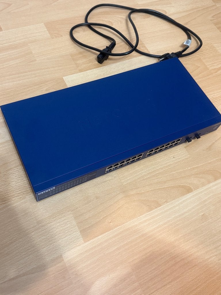 Netgear ProSafe GS724Tv4 switch 24 poort, Computers en Software, Netwerk switches, Ophalen of Verzenden, Gebruikt