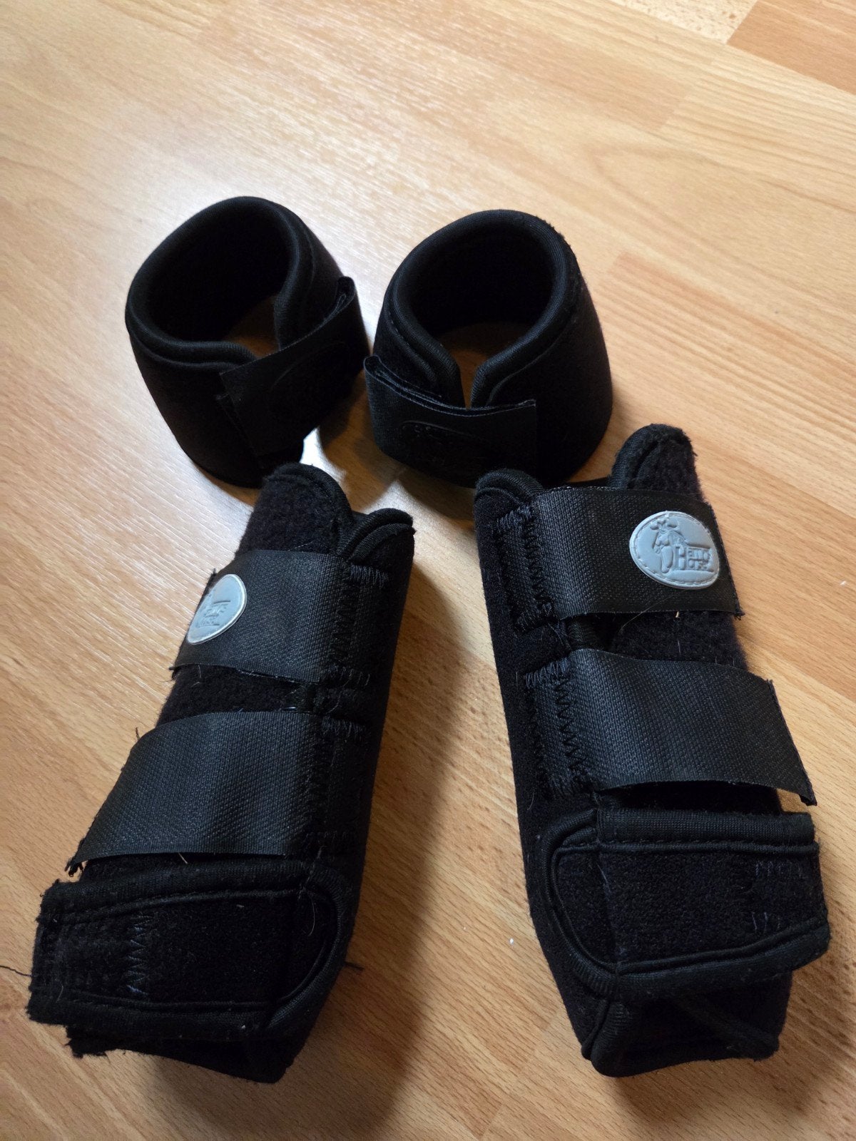 aangeboden: beenbeschermers en springschoenen, Ophalen of Verzenden