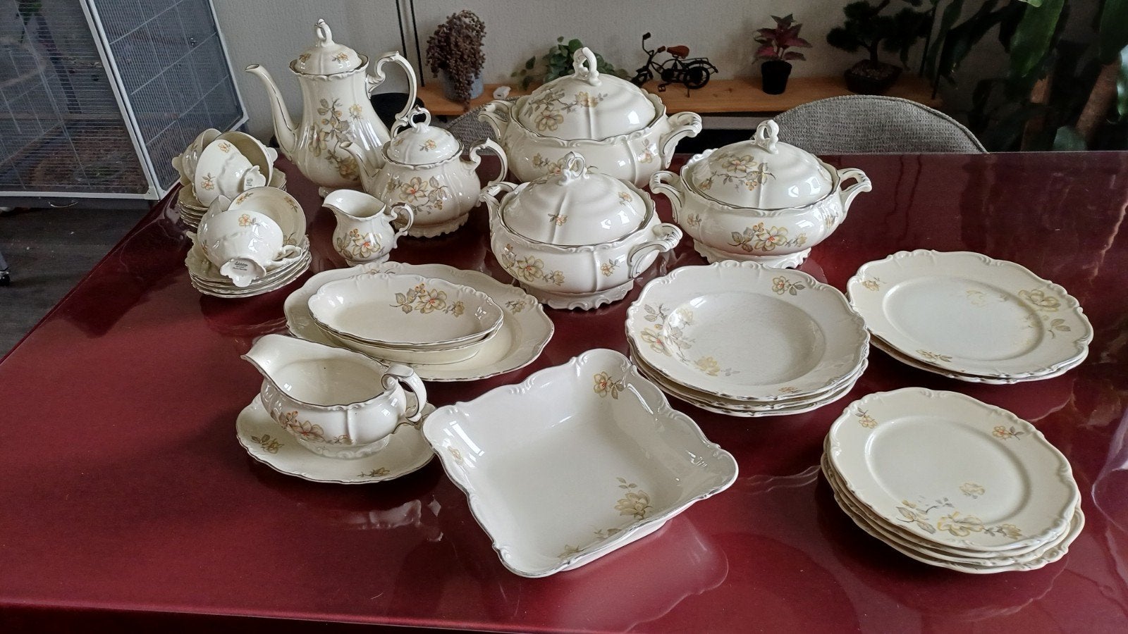 klassiek creme kleurig porselijn servies, Antiek en Kunst, Ophalen