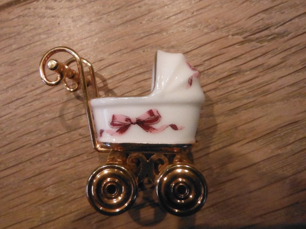 mooi antiek miniatuur porselein/goud kinderwagen met popje, Antiek en Kunst, Verzenden