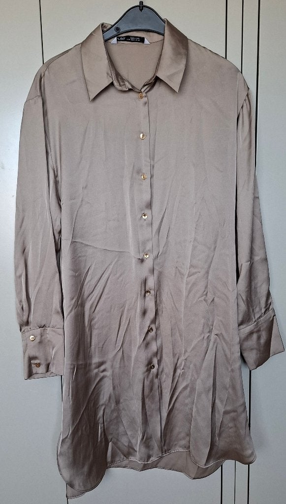 Lange grijze/champagne kleurige blouse van Zara maat M, Kleding | Dames, Blouses en Tunieken, Maat 38/40 (M), Zara, Ophalen of Verzenden