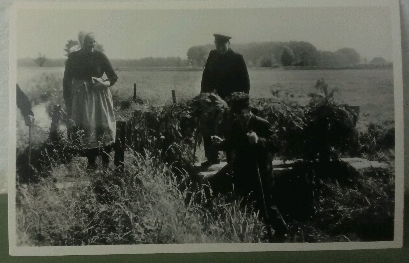 Kaart klederdracht 2 boeren en boerin in landschap Brugetje, Gebruikt, Foto, Klederdracht, Ophalen of Verzenden