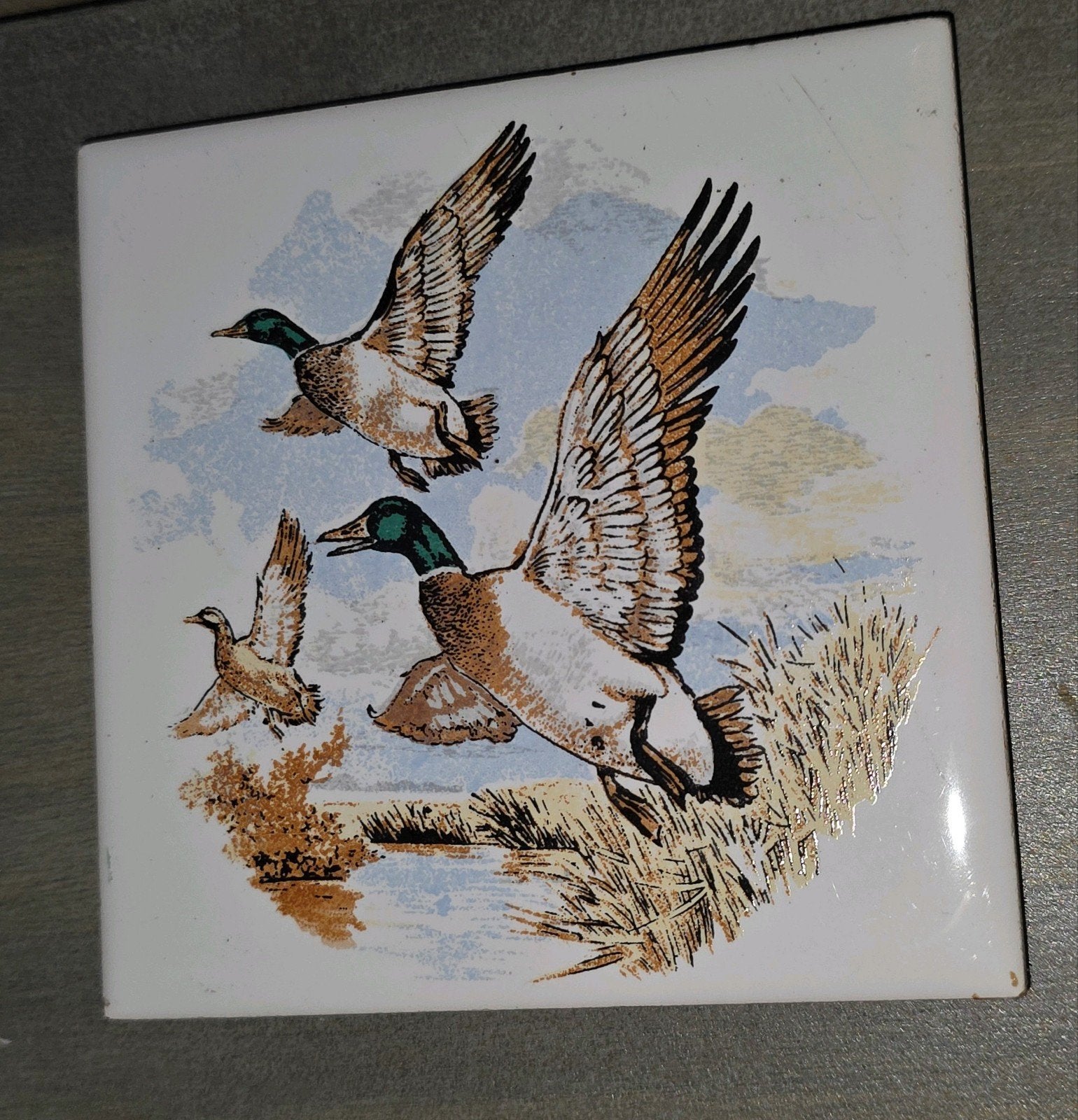 Retro keramische tegel met wilde eenden in vlucht, Ophalen, Minder dan 50 cm, Schilderij
