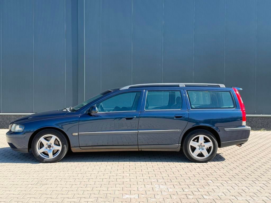 Volvo V70 2.4 | AIRCO | CRUISE | TREKHAAK | PANORAMA DAK | N, Voorwielaandrijving, Stoelverwarming, Blauw, Leder en Stof