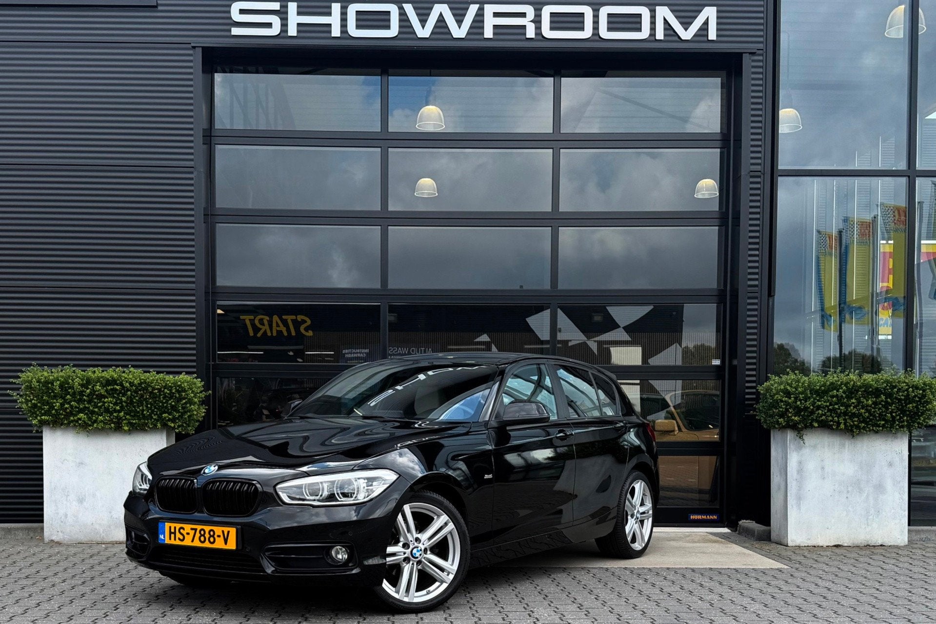BMW 1-serie 118i Sport NL AUTO! Sportstoelen, Navi, Leder, G, Gebruikt, Zwart, Bedrijf, 650 kg