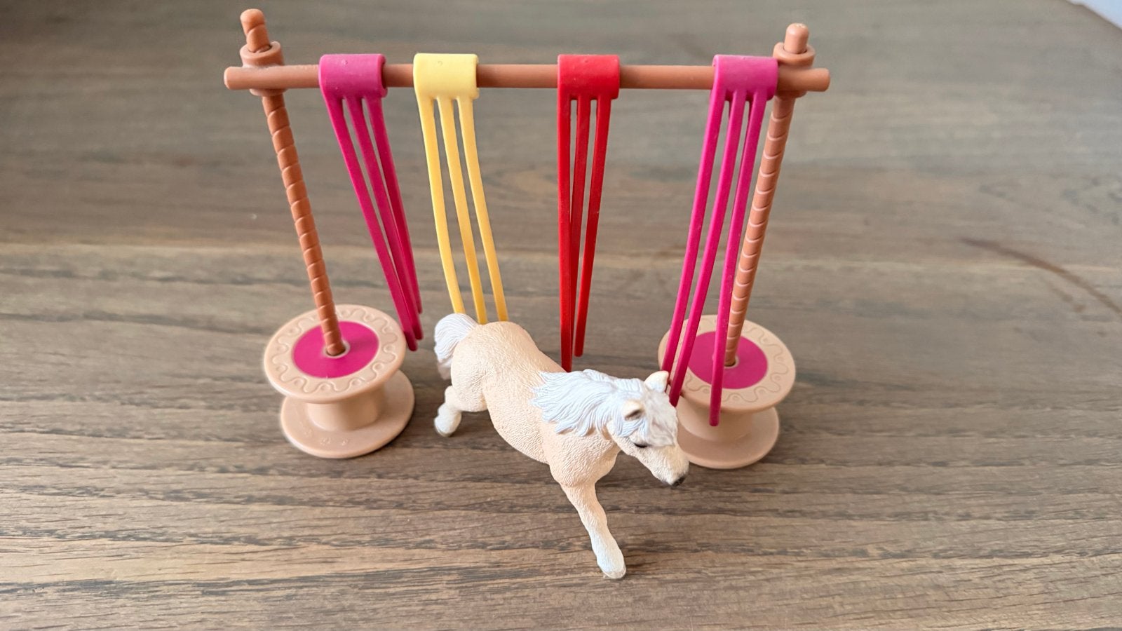 Schleich Paard met hindernis (Farm World 42484), Ophalen of Verzenden, Zo goed als nieuw