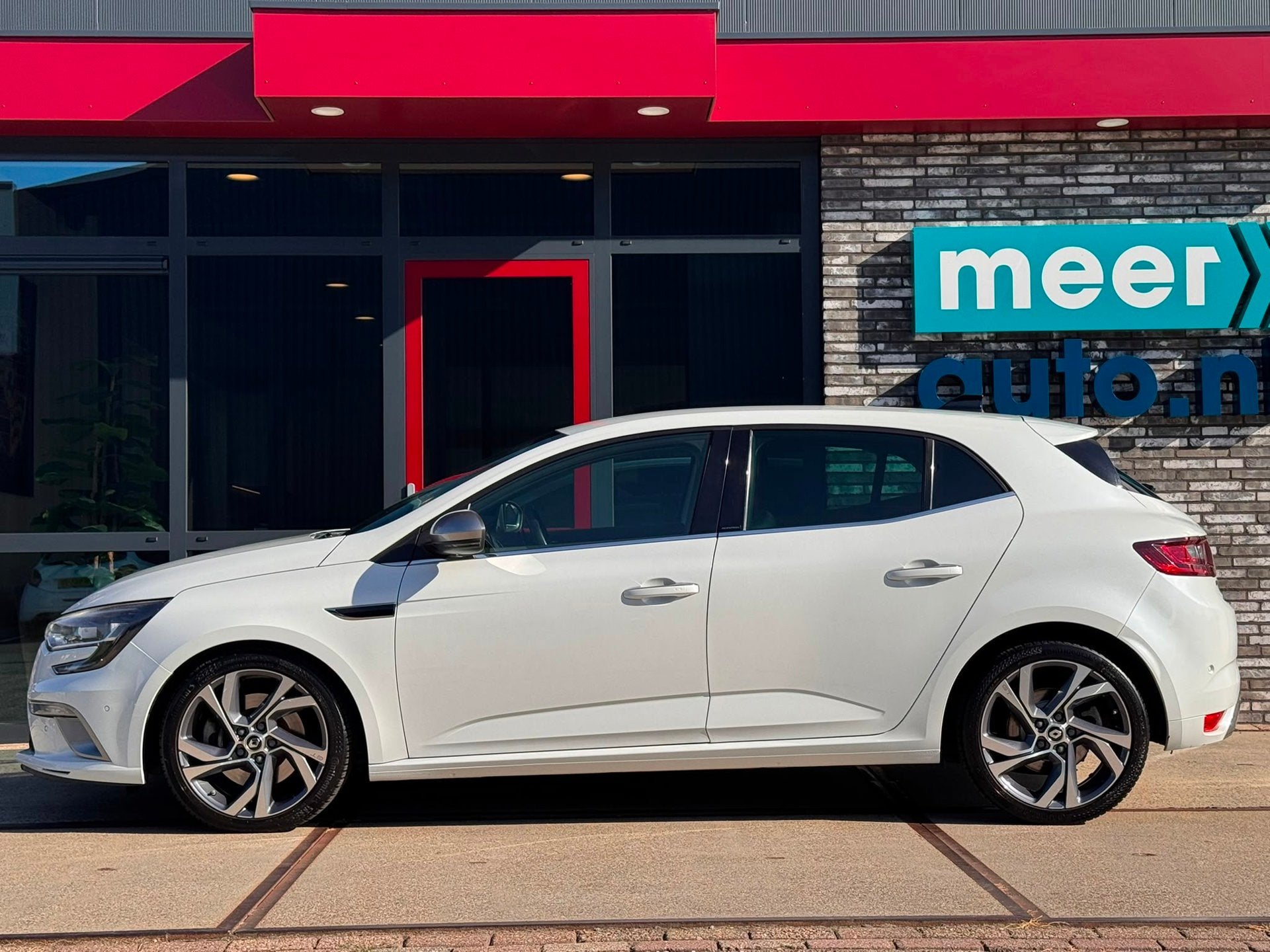 Renault Mégane 1.6 TCe GT 205pk ORGNL l HUD l BOSE l ADAP.C, Gebruikt, 4 cilinders, 1650 kg, Wit
