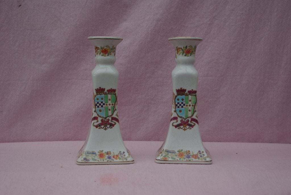 Set van 2 porseleinen kandelaars met wapenschild, Ophalen of Verzenden, Keramiek of Aardewerk
