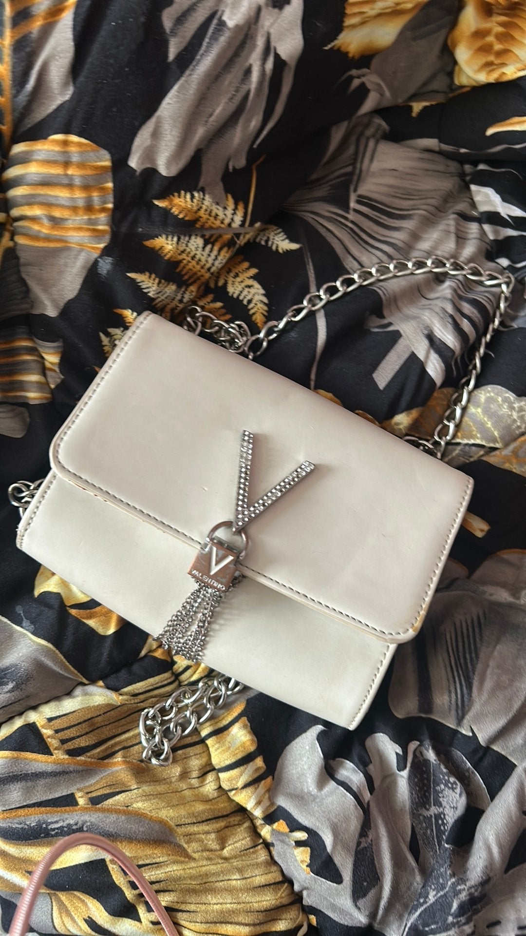 Elegante Valentino schoudertas met kettingdetails, Sieraden, Tassen en Uiterlijk, Ophalen of Verzenden, Gebruikt, Beige, Schoudertasje