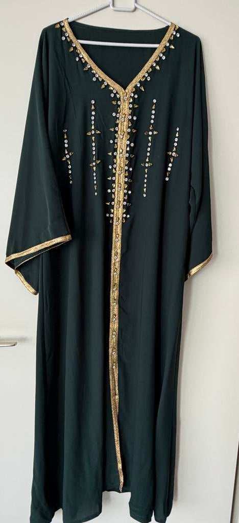 Elegante donkergroene kaftan met gouden borduursels, Kleding | Dames, Jurken, Zo goed als nieuw, Maat 38/40 (M), Groen, Onder de knie