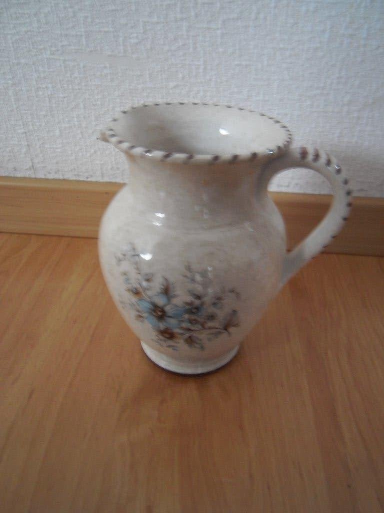 leuk oud vaasje met oor handarbeit bloemmotief, Gebruikt, 16 cm, Ophalen of Verzenden, Steen/keramiek