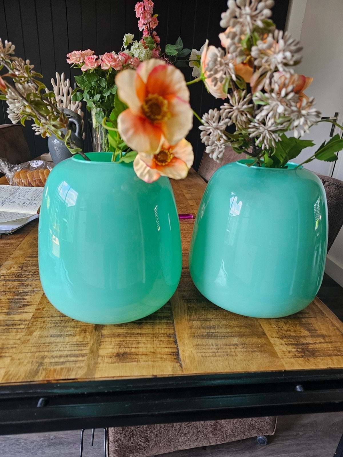 mooie grote vazen met bloemen h 23 b 25 cm 7.50 pst, Ophalen, Zo goed als nieuw