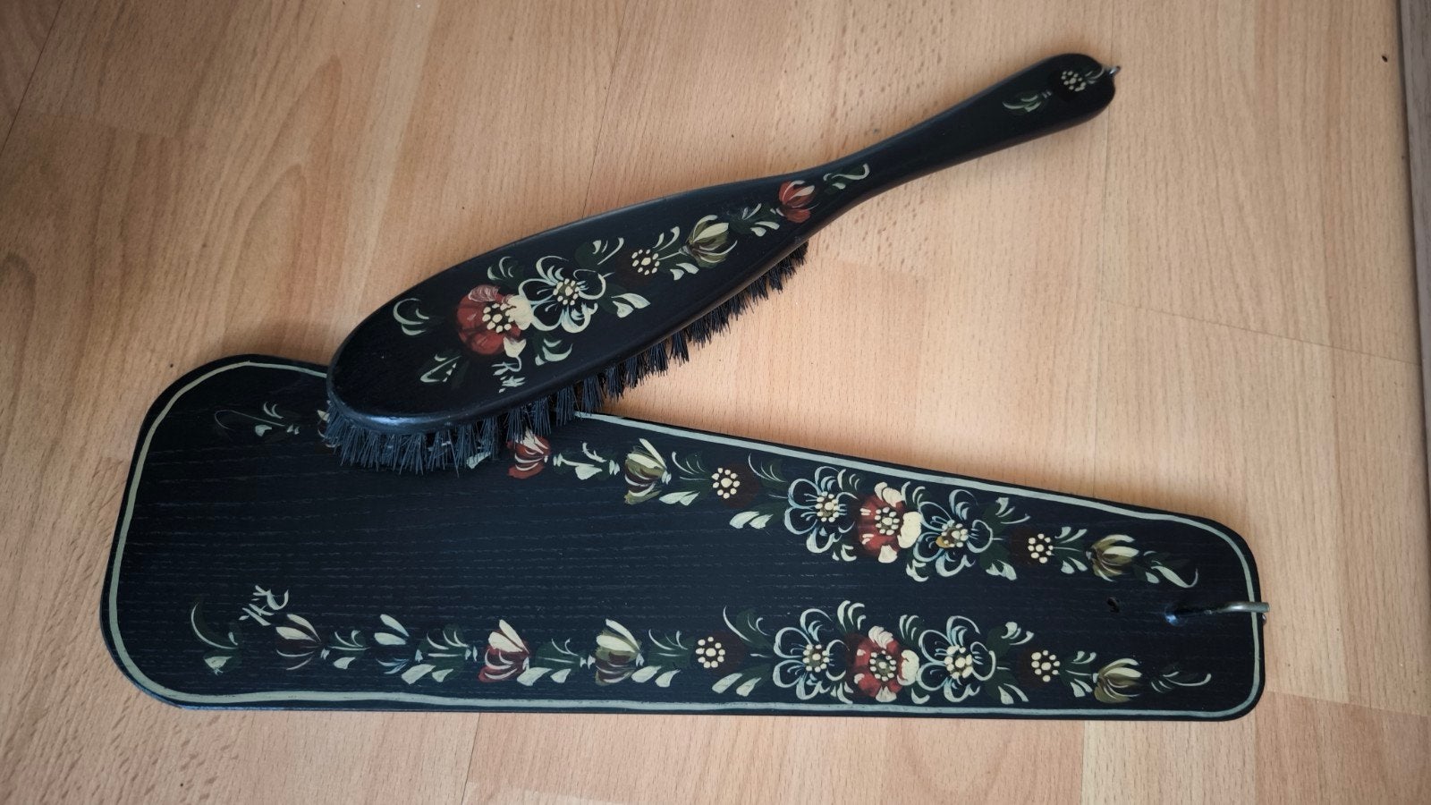 Vintage Hindelooper kledingborstel met wandbord - Roosje, Ophalen of Verzenden