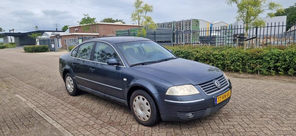 Volkswagen Passat 1.9 TDI 96KW 2004 Blauw nieuwe apk, Auto's, Voorwielaandrijving, Stof, Zwart, 4 cilinders