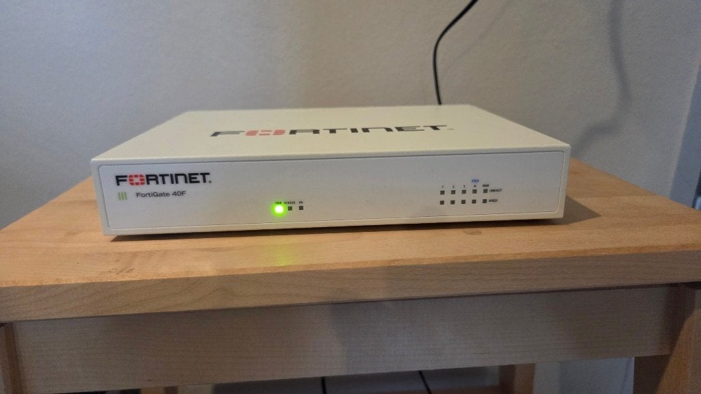 Fortinet FortiGate-40F, Computers en Software, Verzenden, Zo goed als nieuw, Router, Fortinet Fortigate