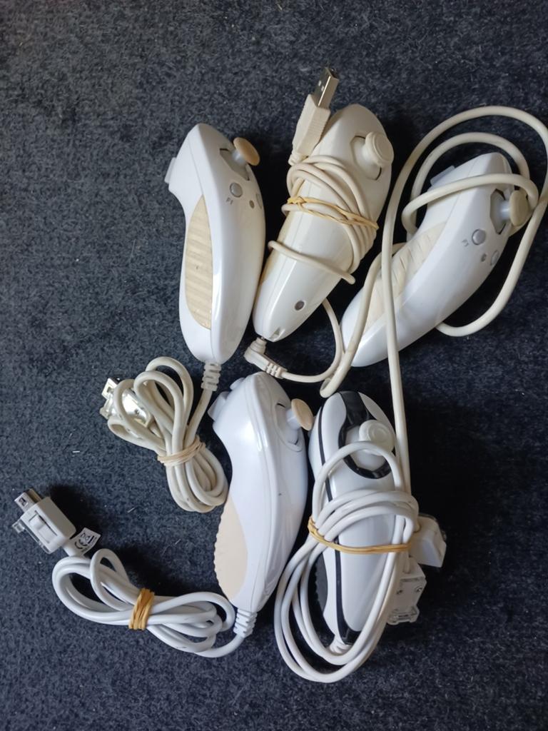 Nintendo wii third party nunchuks € 2,50 per stuk, Muziek, Gebruikt, Ophalen of Verzenden, 3 spelers of meer