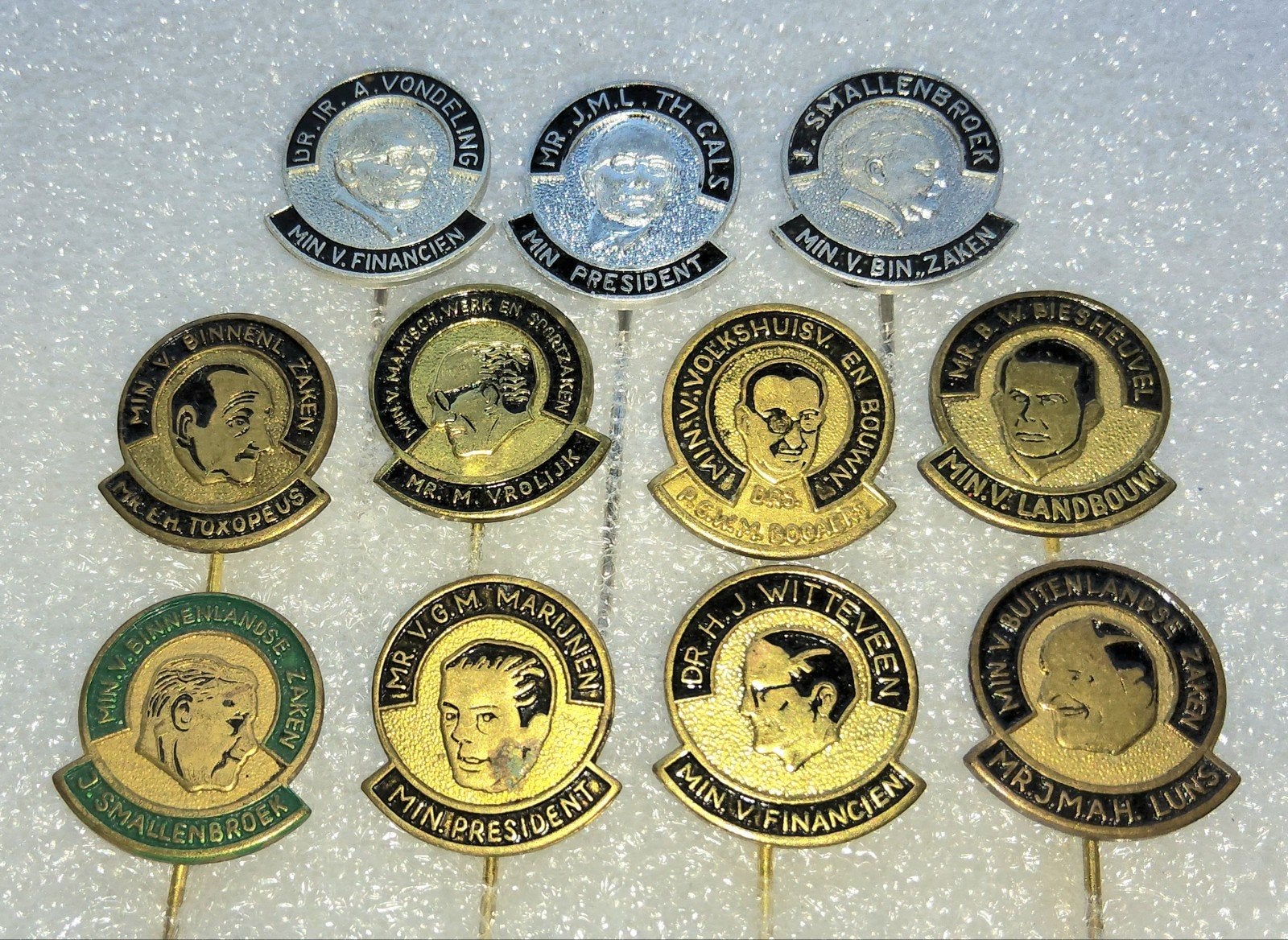 11 Speldjes Ministers van Koopmans Leeuwarden, Verzamelen, Speldjes, Pins en Buttons, Ophalen of Verzenden, Gebruikt, Overige onderwerpen