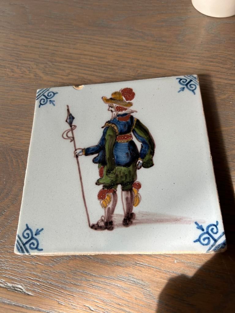 Antieke Delfts Blauwe Tegel met Musketier (12,8x12,8x1cm), Antiek en Kunst, Ophalen of Verzenden