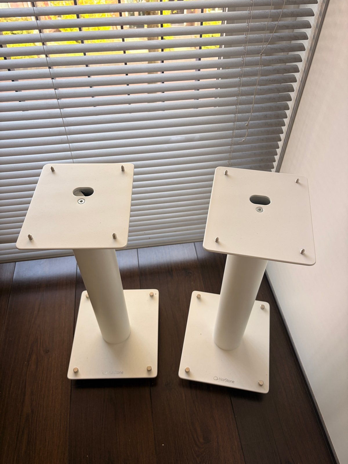 NorStone Stylum 2 luidsprekerstandaards wit, Gebruikt, Inclusief standaarden, Boekenplank luidspreker, Ophalen