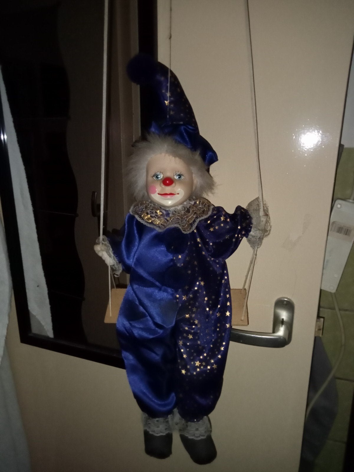 Hele leuke clown met een porseleinen hoofd op een schommel, Verzamelen, Ophalen of Verzenden, Gebruikt, Pop