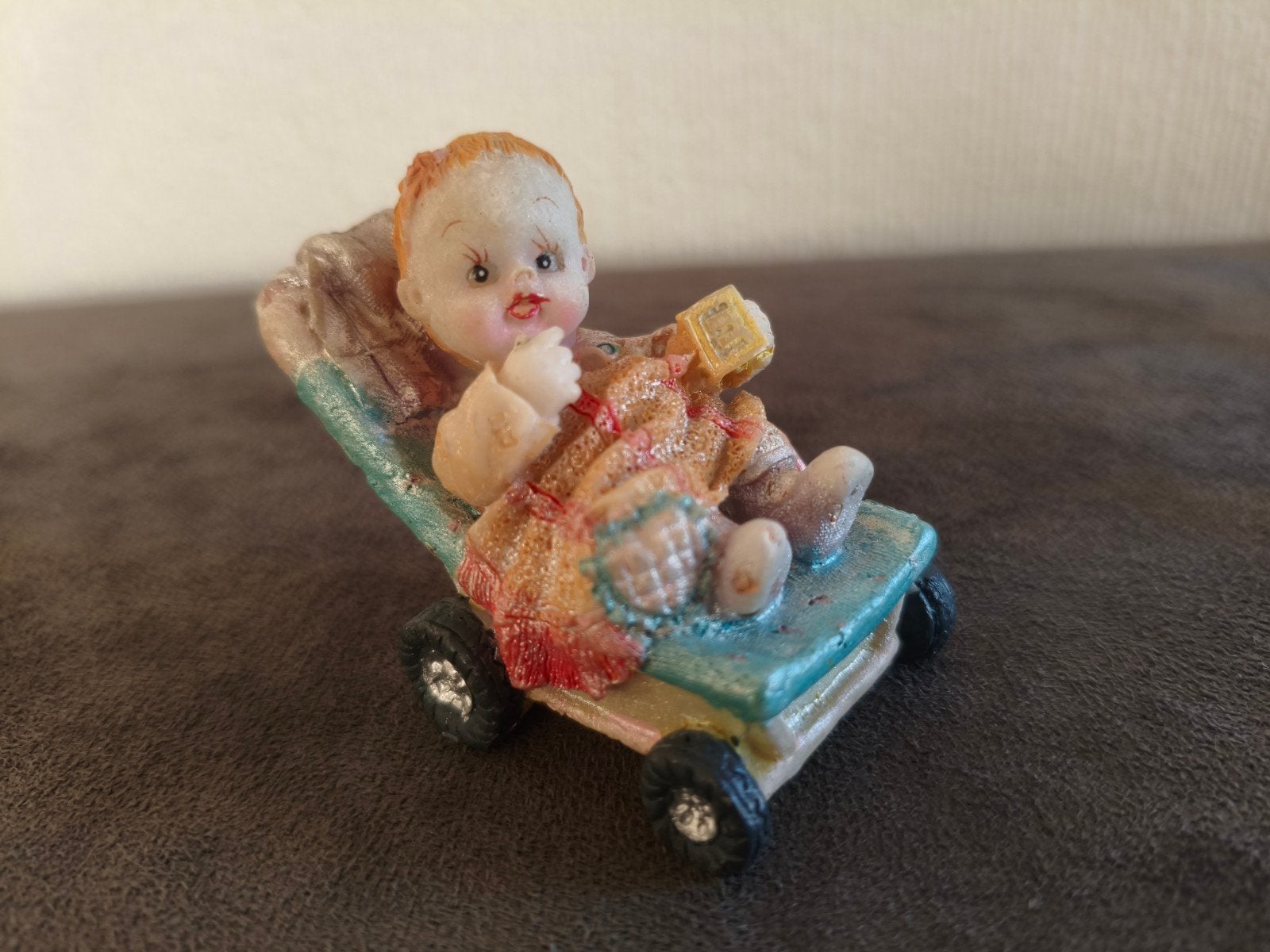 Miniatuur baby in kinderwagen - Kunsthars, Verzamelen, Ophalen of Verzenden, Gebruikt