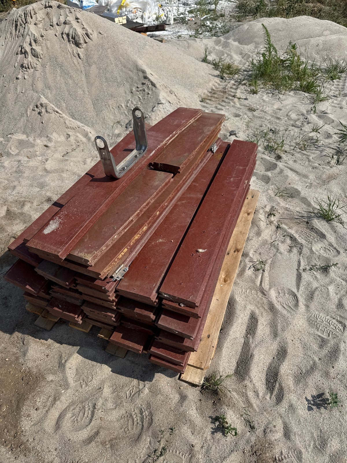Gratis af te halen: Rode kunststof paardenbox planken, Ophalen, Gebruikt, Minder dan 25 mm, Plank