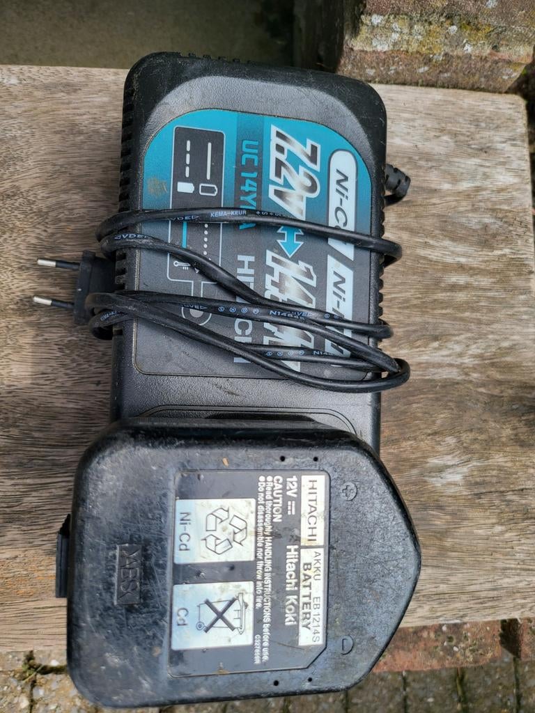 Hitachi acculader met accu (12V/14.4V Ni-Cd), Ophalen of Verzenden, Gebruikt