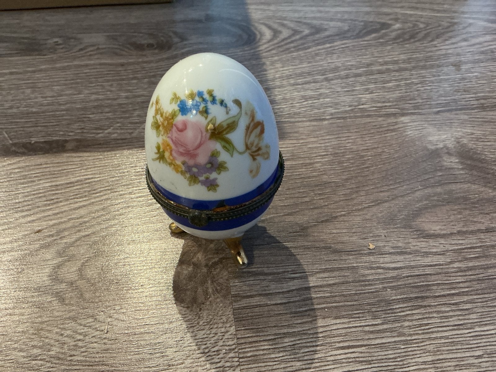 Decoratief Porseleinen Ei met Bloemen en Goudkleurige Voet, Verzenden