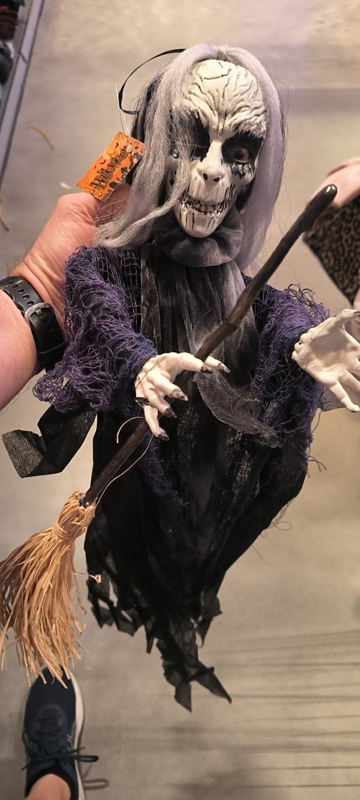 Heks met bezem 75cm voor griezelig Halloween plezier, Ophalen of Verzenden, Nieuw, Feestartikel, Halloween of Griezel
