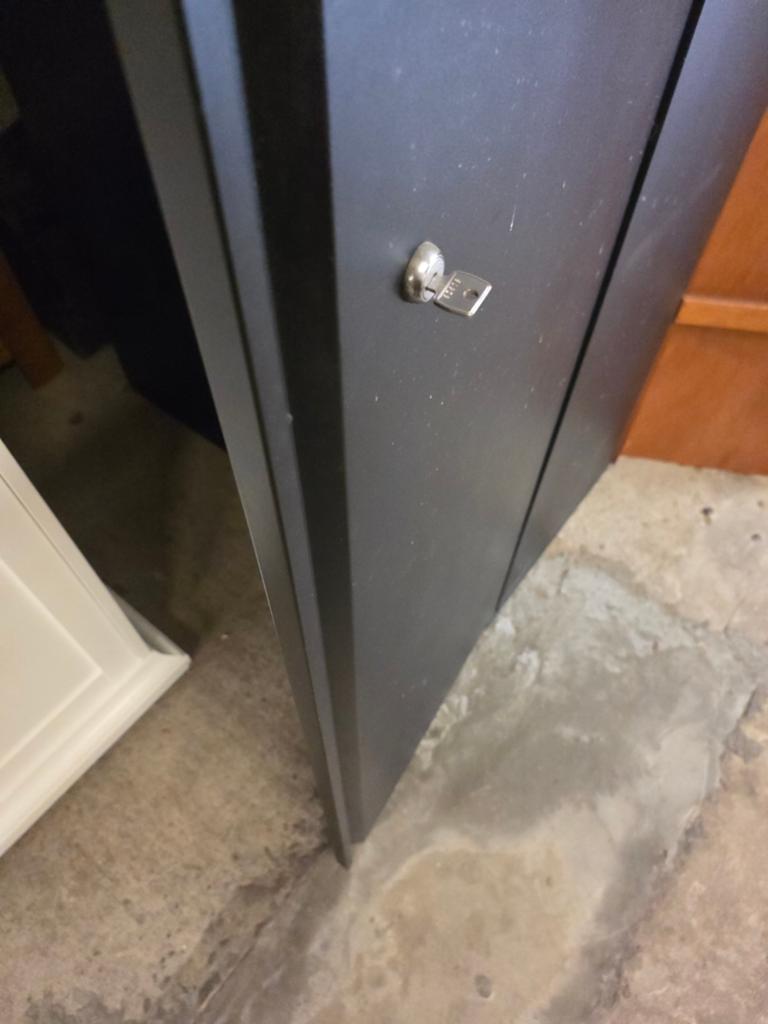 Metalen 2 deurs kast, Ophalen, ., 50 tot 100 cm, .