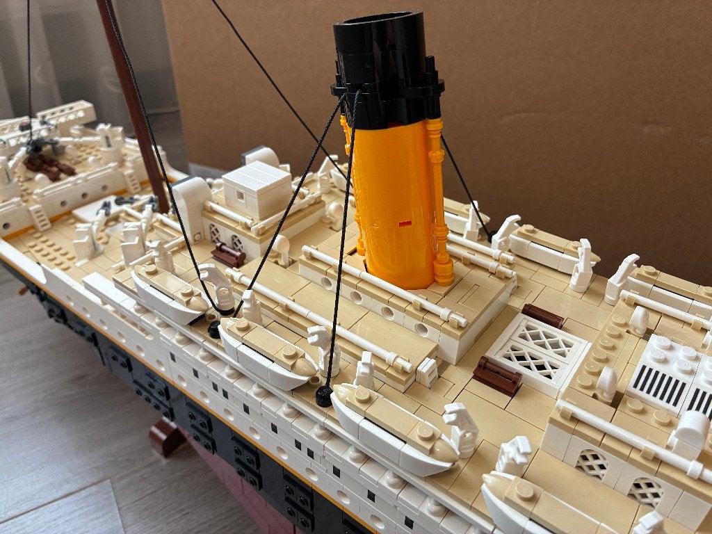 Foto 9 van Lego 10294 Sculptures Titanic met doos
