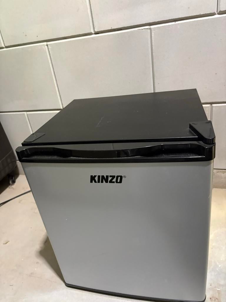 Kinzo Mini Koelkast - Compact en Handig, Witgoed en Apparatuur, Ophalen, Zonder vriesvak, Minder dan 45 cm, Minder dan 85 cm