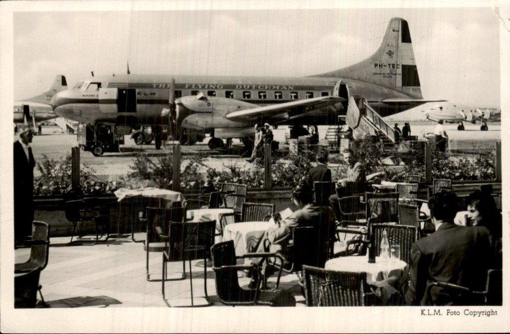 Schiphol - KLM vliegtuig - Terras, Verzamelen, Ophalen of Verzenden, 1940 tot 1960, Gelopen, Noord-Holland