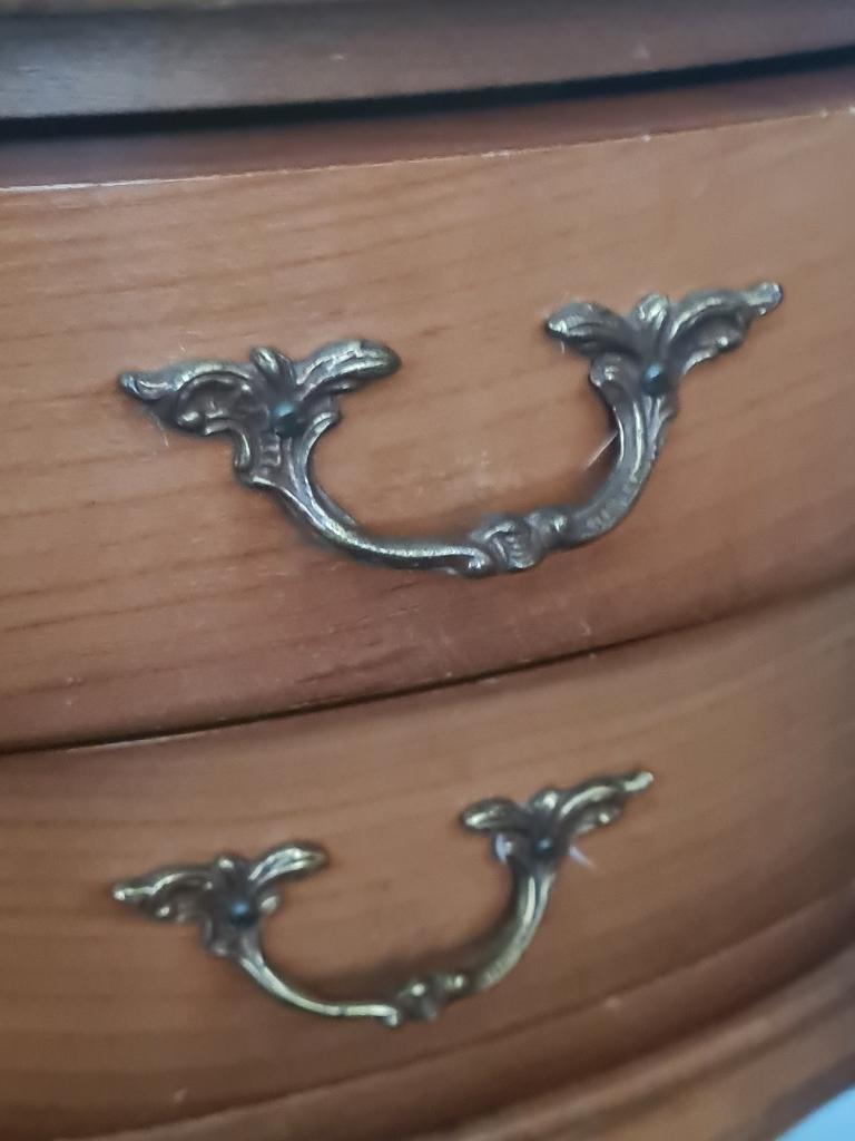 Zeer oud elegant bijzetkastje, Ophalen of Verzenden