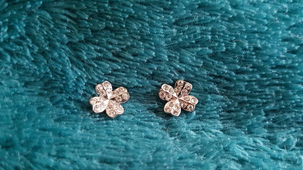 Oorbellen Klavertje vier. Zilverkleurig, strass., Overige materialen, Ophalen of Verzenden, Zo goed als nieuw, Knopjes of Stekers