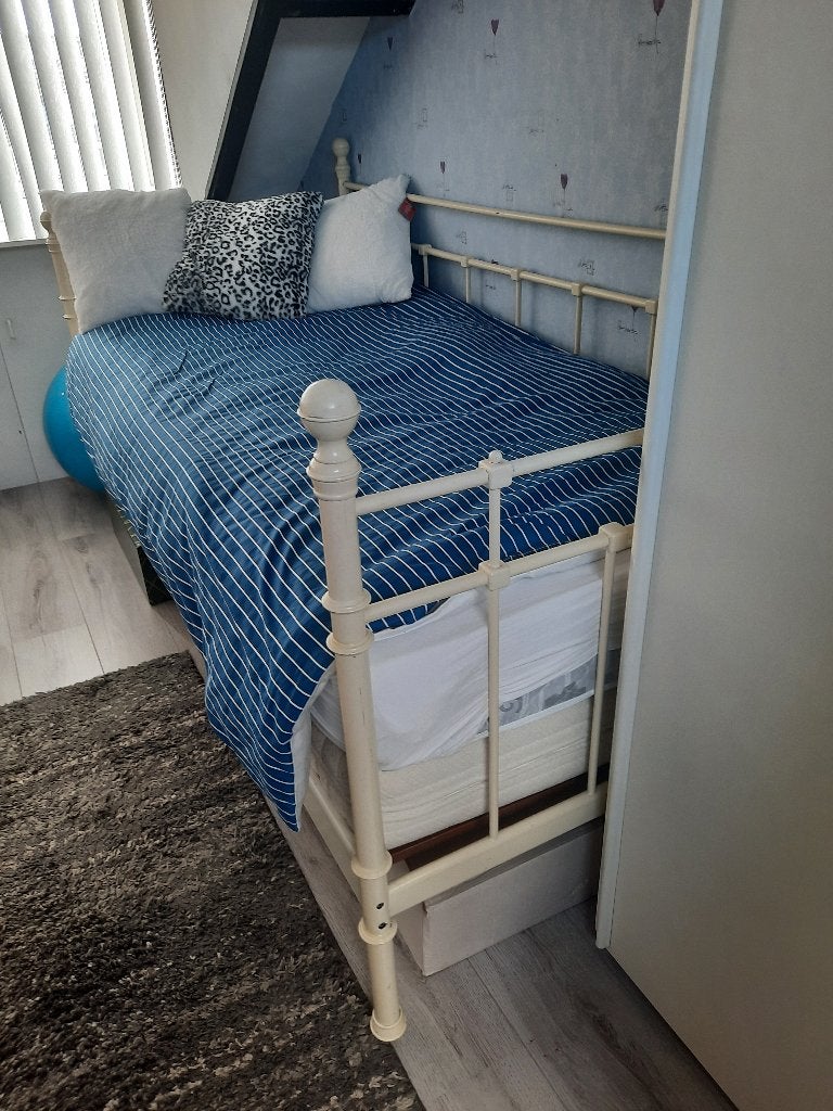Eenpersoons metalen bed met matras, Ophalen, Gebruikt, 90 cm, Eenpersoons