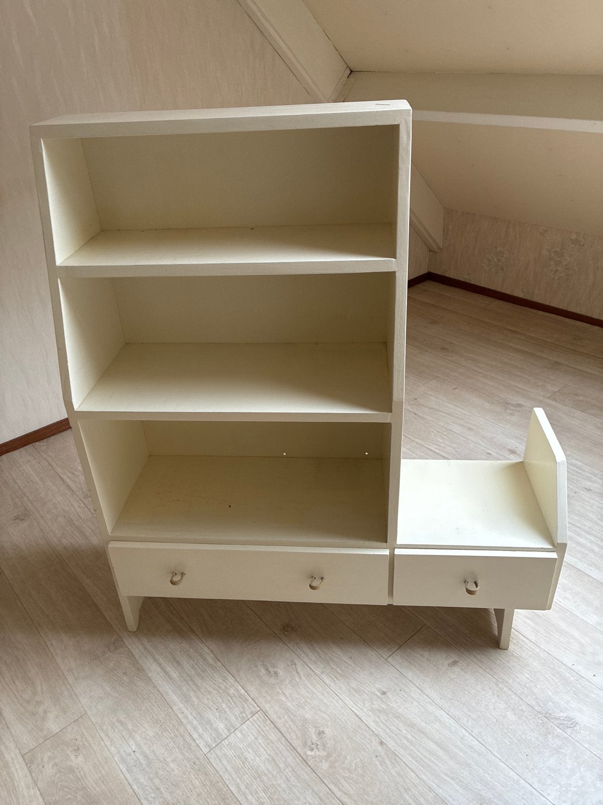 Gratis ophalen Crèmekleurige boekenkast met lades en planken, Huis en Inrichting, Ophalen, Gebruikt, 100 tot 150 cm, 50 tot 100 cm