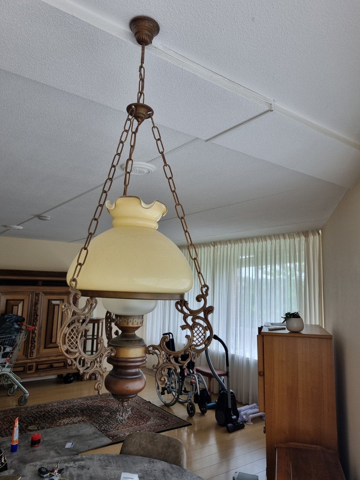 Vintage hanglamp met glazen kap en messing details, Huis en Inrichting, Kasten | Televisiemeubels, Vintage, Klassiek, Landelijk