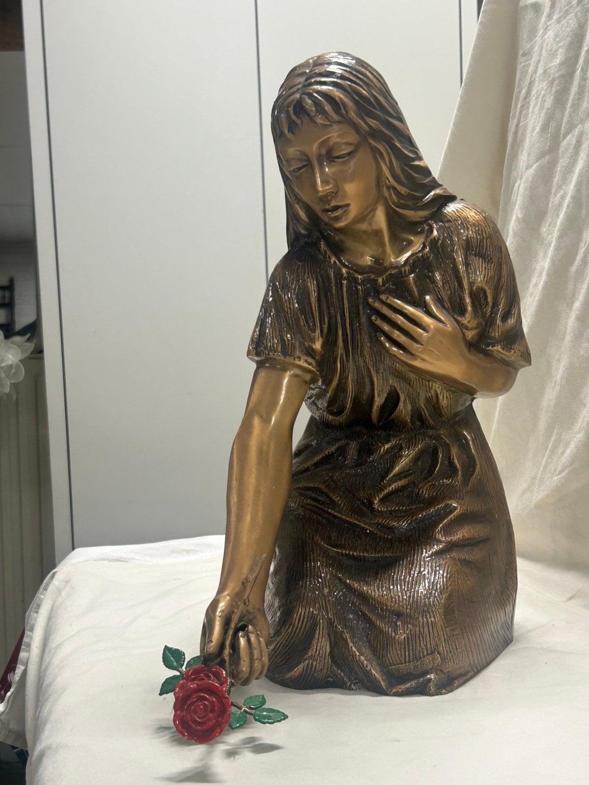 bronzen beeld meisje met 🌹 bloemen, Ophalen, Zo goed als nieuw, Mens