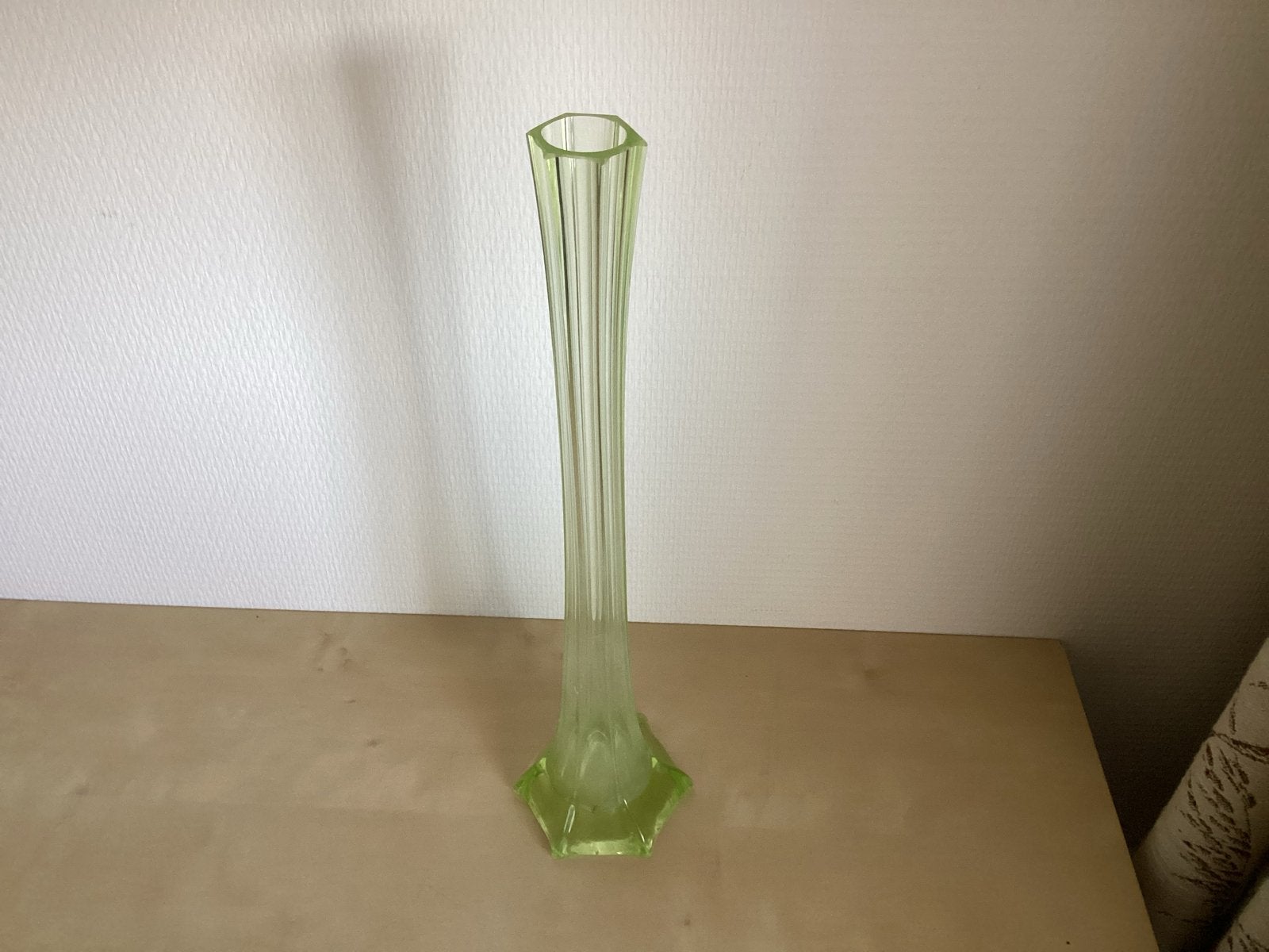 Uranium Soliflora Vaas - Lichtgevend Groen Glas, Antiek en Kunst, Antiek | Vazen, Ophalen of Verzenden