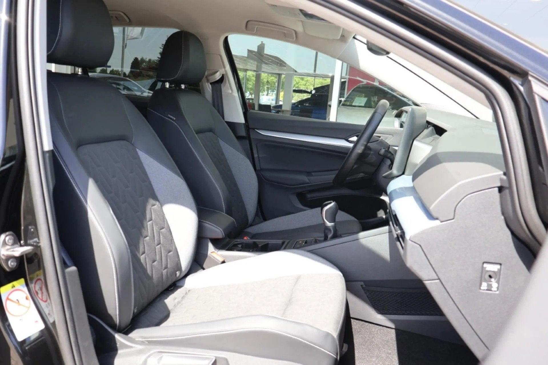 Volkswagen Golf 1.5 TSI 115pk Life Edition (bj 2025), Private lease, Automatische klimaatregeling, Zwart, Bedrijf