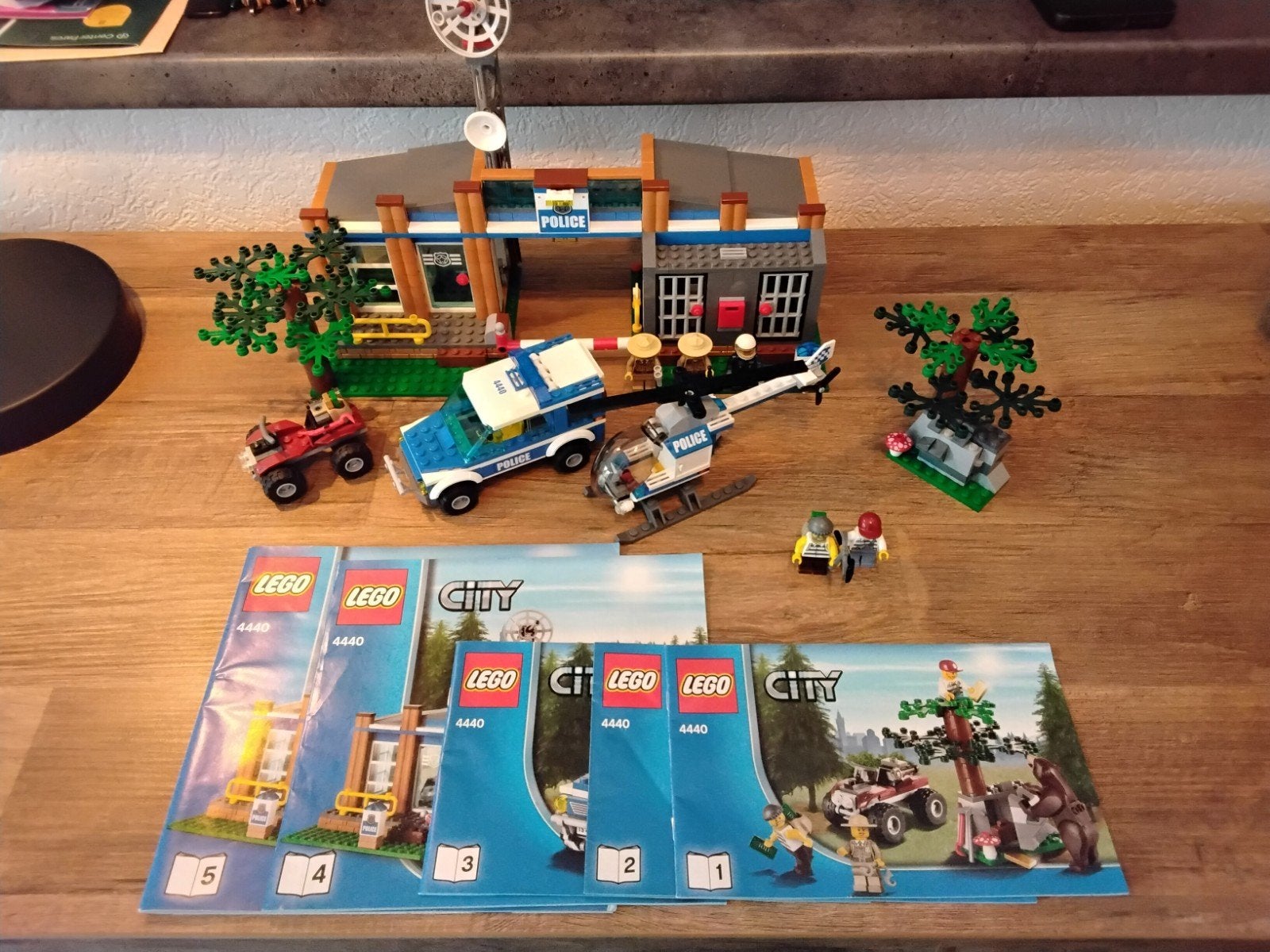LEGO CITY Bos Politiebureau - 4440

Mist alleen de zwarte be