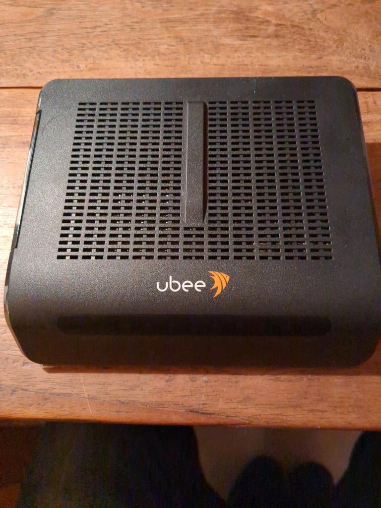 Router ubee, Computers en Software, Routers en Modems, Ophalen of Verzenden, Zo goed als nieuw
