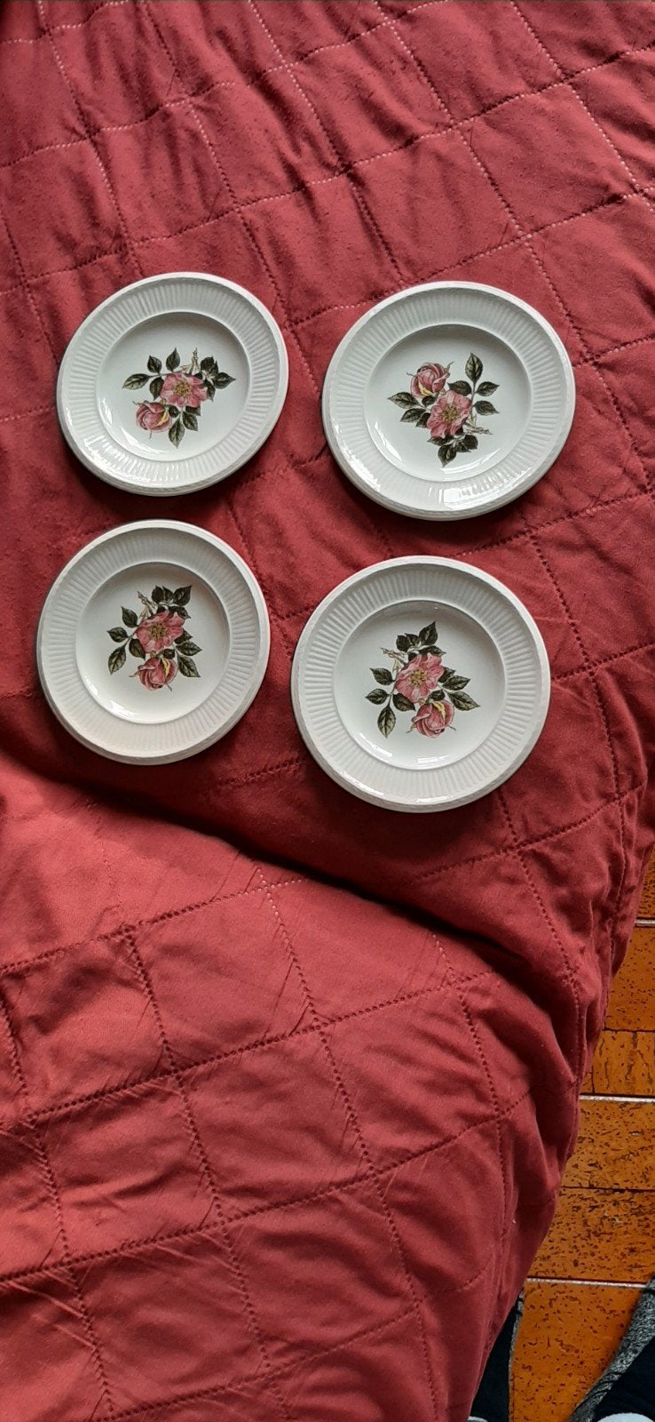 4 wedgwood petit four bordjes Brair Rose, Ophalen of Verzenden, Zo goed als nieuw, Bord(en), Wedgwood