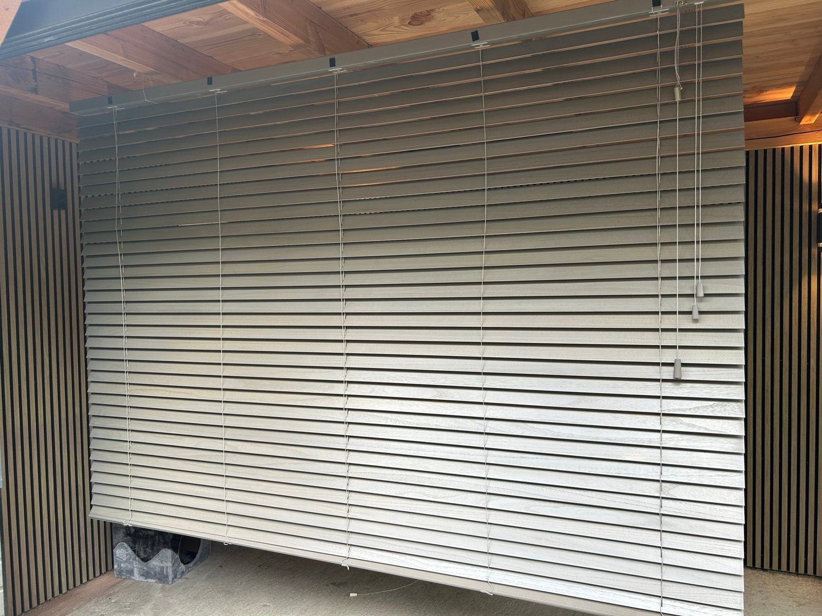 Grijze jaloezieën - 2 stuks, 1x gebruikt 1x nieuw, Huis en Inrichting, Stoffering | Gordijnen en Lamellen, Ophalen, Jaloezie, Gebruikt